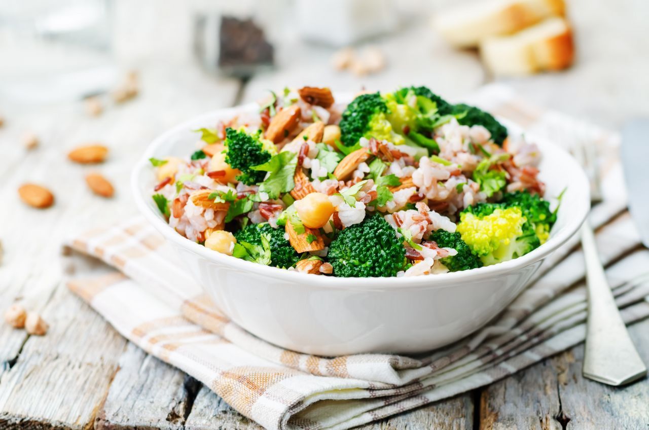 Wie wäre es mit folgendem Gericht: Brokkoli mit Kichererbsen, Mandeln und Reis.