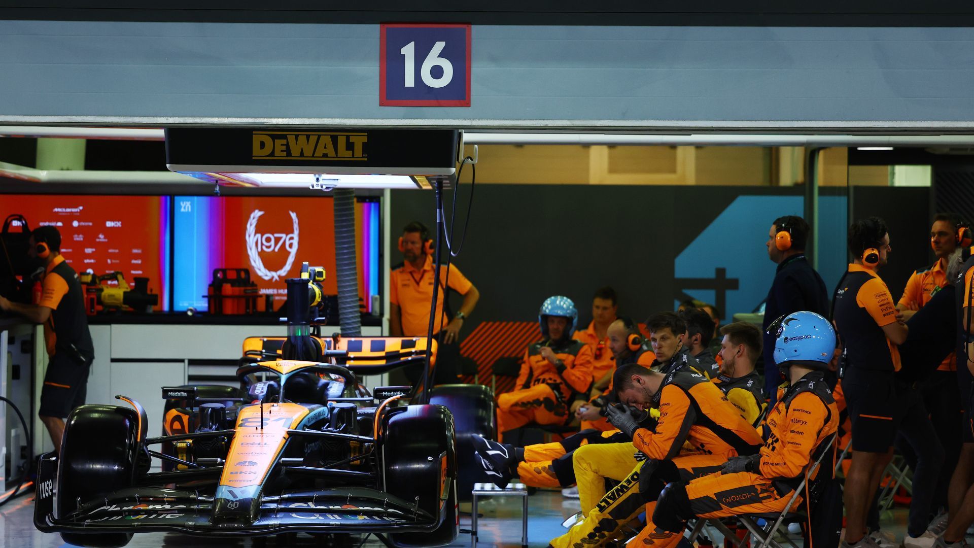 
                <strong>Verlierer: Oscar Piastri</strong><br>
                Mit viel Getöse war sein Wechsel zu McLaren im vergangenen Jahr begleitet worden. Der Rookie sollte eigentlich Nachfolger von Alonso bei Alpine werden, entschied sich dann aber gegen die Franzosen und für McLaren. In Bahrain ist für ihn schon nach 16 Runden Schluss. Das Getriebe streikt. Er ist damit der erste Pilot, der in der laufenden Saison ausscheidet – und das nach all dem Trubel im Vorfeld.
              