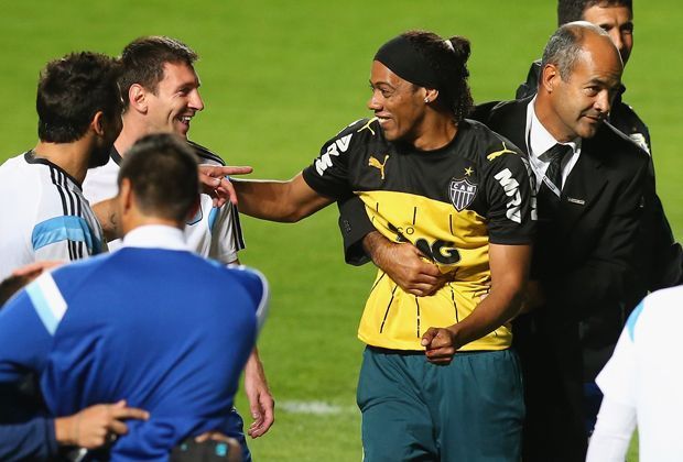 
                <strong>Fans stürmen Training </strong><br>
                Und plötzlich geht alles ganz schnell - auf dem Weg in die Kabinen klettern mehrere Fans über die Absperrung. Vor dem viermaligen Weltfußballer Messi taucht vermeintlich Ronaldinho auf, geht vor ihm auf die Knie und huldigt dem Superstar.
              