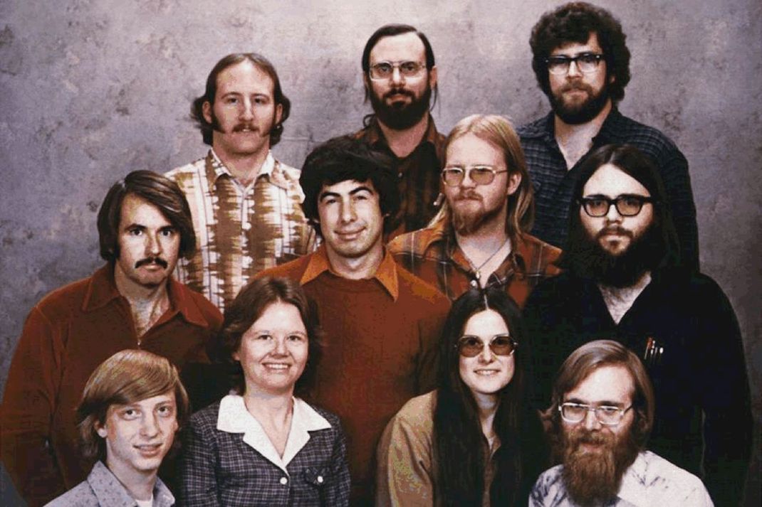 In der Kult-Aufnahme von 1978 siehst du die Microsoft-Gründer Bill Gates (links unten) und Paul Allen (rechts unten) in ihrer Tech-Anfangszeit.