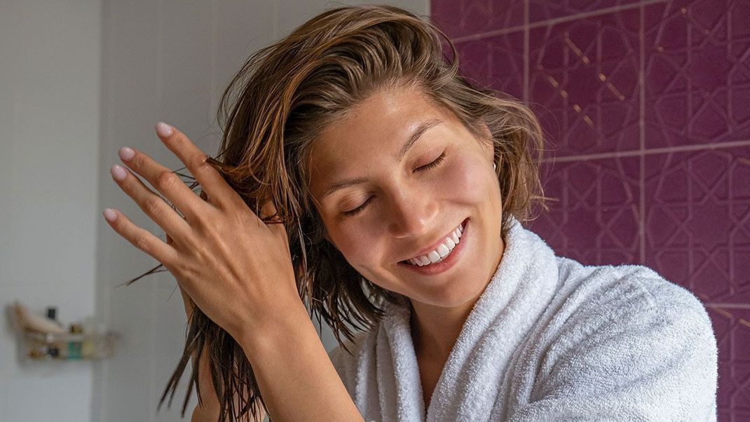 Im Beauty-Artikel findet ihr die besten Tipps und Tricks, die wirklich bei Haarspliss helfen! 