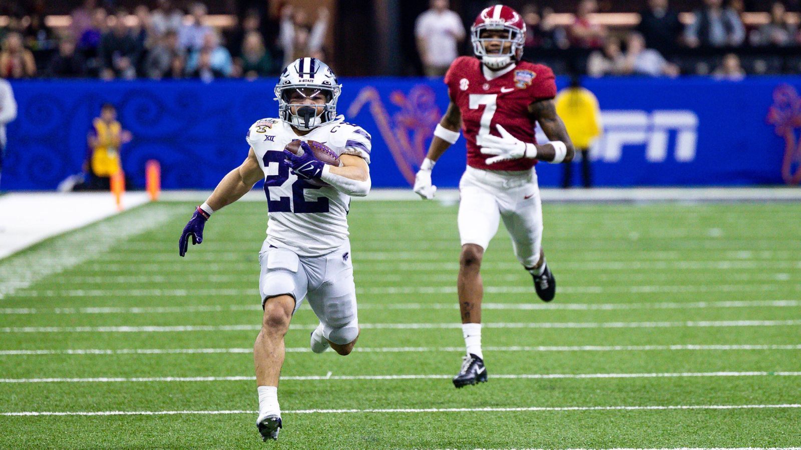 
                <strong>Platz 9: Deuce Vaughn (Kansas State)</strong><br>
                Von den besten Running Backs in dieser Klasse ist Deuce Vaughn wohl der, auf den am ehesten das Attribut "Kanonenkugel" passt. Mit nur 1,65 Metern Körpergröße wird er als einer der kleinsten Spieler in die NFL kommen. Dennoch sollte man Vaughn nicht unterschätzen: Mit 1.558 Yards in der vergangenen Saison setzte er eine beeindruckende Marke für die Kansas State Wildcats.
              