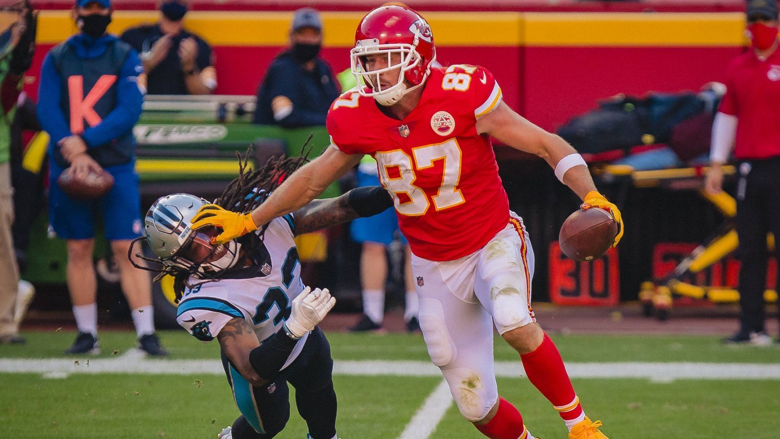 
                <strong>Tight End</strong><br>
                AFC: Travis Kelce (Kansas City Chiefs, im Bild) - 309.710 - NFC: T.J. Hockenson (Detroit Lions) - 148.713
              