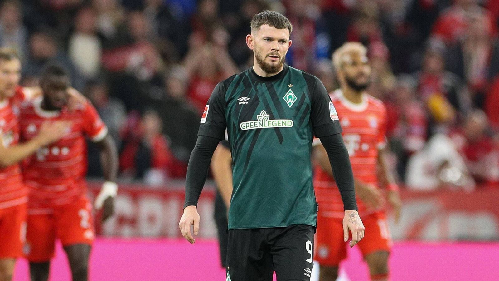 
                <strong>Oliver Burke</strong><br>
                Gibt zwar den Ersatzmann für Niclas Füllkrug, ist aber kein Niclas Füllkrug. Ackert sich ab und zu trotzdem tapfer durch die Bayern-Abwehr – allerdings ohne Erfolg. Wird nach einer knappen Stunde ausgewechselt. Mehr war heute nicht drin. ran-Note: 4
              