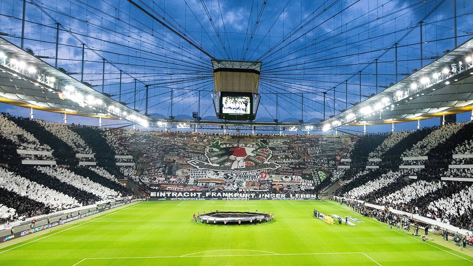 
                <strong>Der große Traum von der Champions League</strong><br>
                Es wäre das erste Mal in der Vereinsgeschichte, dass Eintracht Frankfurt in der Champions League spielt. Der Traum lebt - und wie! Erinnerungen an die legendären Europa-League-Abende aus der Saison 2018/19 werden wach, da scheiterten die Hessen erst im Halbfinal-Elfmeterschießen am FC Chelsea. Sollten bis zum Start der Königsklasse in der kommenden Saison wieder Fans ins Stadion dürfen, wird es bei der Eintracht wohl kein Halten mehr geben. Doch die Vorfreude auf all das ist derzeit mehr als nur getrübt.
              