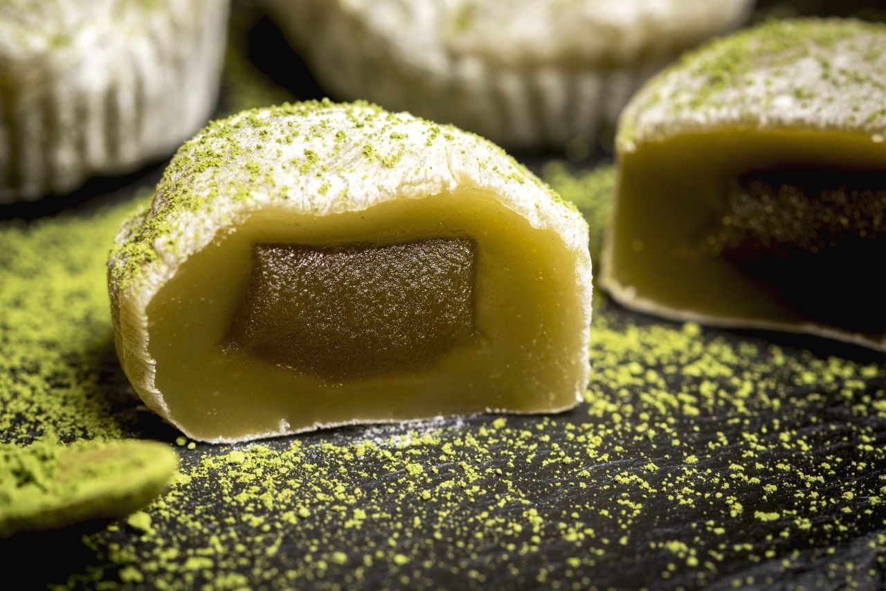 Dieses japanische Dessert wird traditionell zu Neujahr gegessen. Mochi ist ein Reiskuchen aus Klebereis, der individuell befüllt werden kann. Besonders beliebt sind Matcha, Kokos und Erdnussbutter.