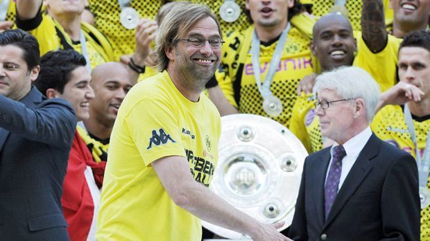 
                <strong>Meister 2011</strong><br>
                Meisterfeier 2011: Die offizielle Übergabe der Meisterschale gab es am 34. Spieltag. Und Dortmund ließ es sich nicht nehmen, die Saison mit einem Sieg vor eigenem Publikum zu beenden. Eintracht Frankfurt wurde mit 3:1 geschlagen. Während die Borussia ihren ersten Meistertitel seit 2002 feierte, stiegen die Hessen an diesem Tag aus der Bundesliga ab.
              