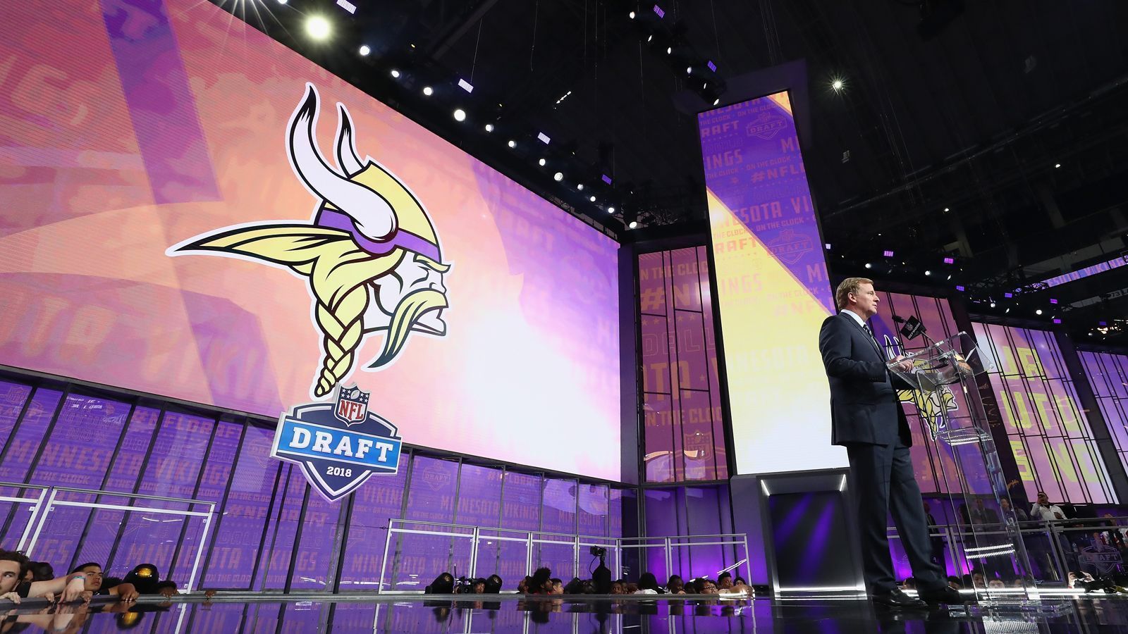 
                <strong>Minnesota Vikings</strong><br>
                &#x2022; 1. Runde (Pick 23: Christian Darrisaw) - <br>&#x2022; 3. Runde (Pick 66: Kellen Mond, Pick 78: Chazz Surratt, Pick 86: Wyatt Davis, Pick 90: Patrick Jones II) - <br>&#x2022; 4. Runde (Pick 119: Keke Nwangwu, Pick 125: Camryn Bynum, Pick 134: Janarius Robinson) - <br>&#x2022; 5. Runde (Pick 157: Ihmir Smith-Marsette, Pick 168: Zach Davidson) - <br>&#x2022; 6. Runde (Pick 199: Jaylen Twyman)<br>
              