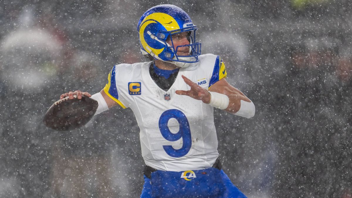 PHILADELPHIA, PA - JANUARY 19: Los Angeles Rams quarterback Matthew Stafford (9) throws the ball during the NFC Divisional Playoff game between the Philadelphia Eagles and the Los Angeles Rams on J...