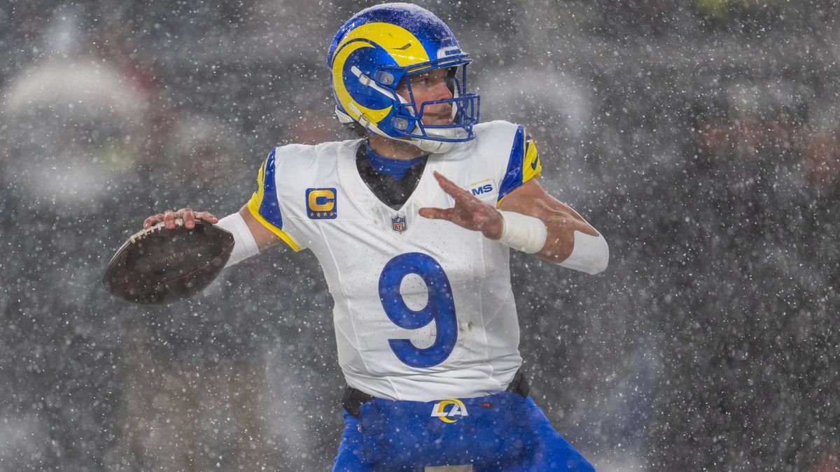 PHILADELPHIA, PA - JANUARY 19: Los Angeles Rams quarterback Matthew Stafford (9) throws the ball during the NFC Divisional Playoff game between the Philadelphia Eagles and the Los Angeles Rams on J...