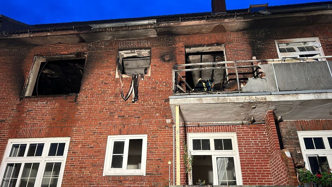 FW-LK Leer: Schrecklicher Brand in Mehrfamilienhaus auf Borkum - Personen sprangen aus dem Fenster