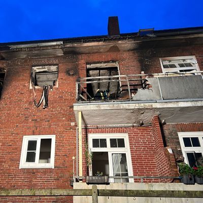 FW-LK Leer: Schrecklicher Brand in Mehrfamilienhaus auf Borkum - Personen sprangen aus dem Fenster