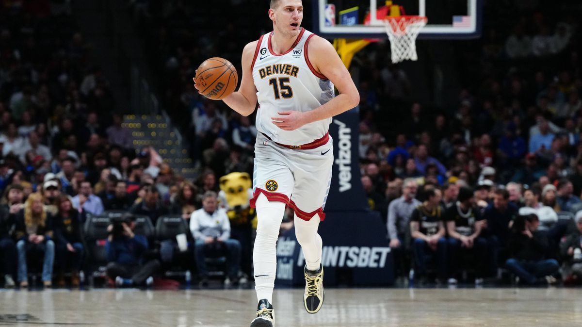 NHL, Eishockey Herren, USA Tampa Bay Lightning at Colorado Avalanche Feb 14, 2023; Denver, Colorado, USA; Denver Nuggets center Nikola Jokic (15) dribbles the ball in the first quarter against the ...