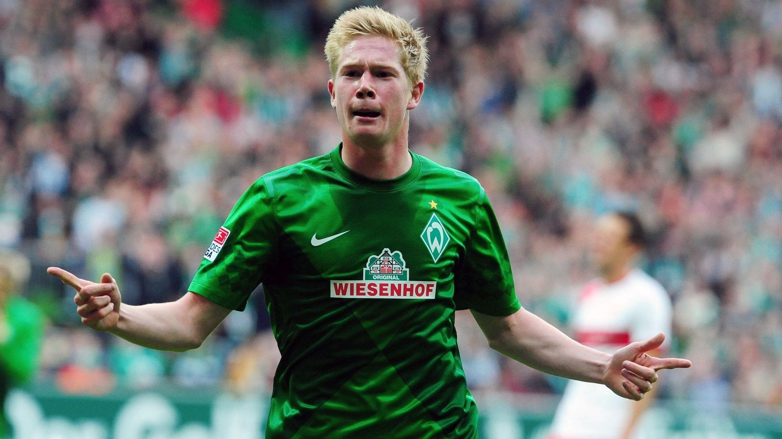 
                <strong>Kevin De Bruyne (SV Werder Bremen)</strong><br>
                In der Saison 2012/13 beehrte der junge Kevin De Bruyne die Bundesliga und der Belgier setzte im Trikot von Werder Bremen doch so einige Highlights, nachdem er zuvor bei Stammklub Chelsea kaum zum Zug kam. Bei seinen 34 Pflichtspiel-Einsätzen für die Bremer steuerte der heutige ManCity-Superstar je zehn Tore und zehn Vorlagen bei. Dennoch klappte es für ihn anschließend bei Chelsea erneut nicht mit dem Durchbruch. Stattdessen lotste ihn Wolfsburg Anfang 2013 zurück in die Bundesliga, wo er dann voll durchstartete und zum Topstar wurde. Anderthalb Jahre später legte ManCity kolportierte 76 Millionen Euro Ablöse für De Bruyne hin, der seitdem bei den Engländern eine Erfolgs-Ära mitprägt. 
              