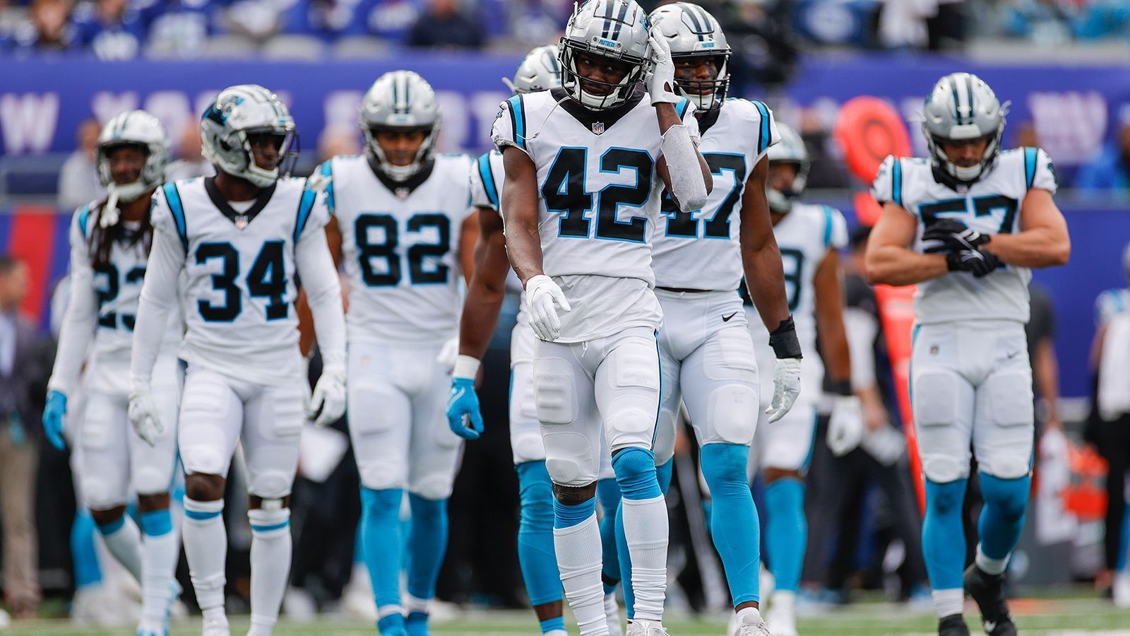 
                <strong>Verlierer: Carolina Panthers</strong><br>
                Was ist plötzlich mit den Panthers los? Ein perfekter 3-0-Start machte den Fans Hoffnung auf die erste Super-Bowl-Teilnahme seit der Saison 2015. Nach sieben Spieltagen stehen sie nun aber bei 3-4. Gegen die Giants, die bis dato erst einen Sieg vorweisen konnten, erzielten Sam Darnold und Co. drei mickrige Pünktchen und nur 173 Total-Offensive-Yards in 60 Minuten Spielzeit. Auch die Defense baut stetig ab. 30 Punkte kassierten die Panthers in den ersten drei Spieltagen – zusammen! In den vergangenen vier Spielen waren es 110! 23 davon am Sonntag. Keine Interception, kein Forced Fumble und gerade mal zwei Sacks, so die Ausbeute gegen New York. Es hakt plötzlich an allen Ecken und Enden.
              