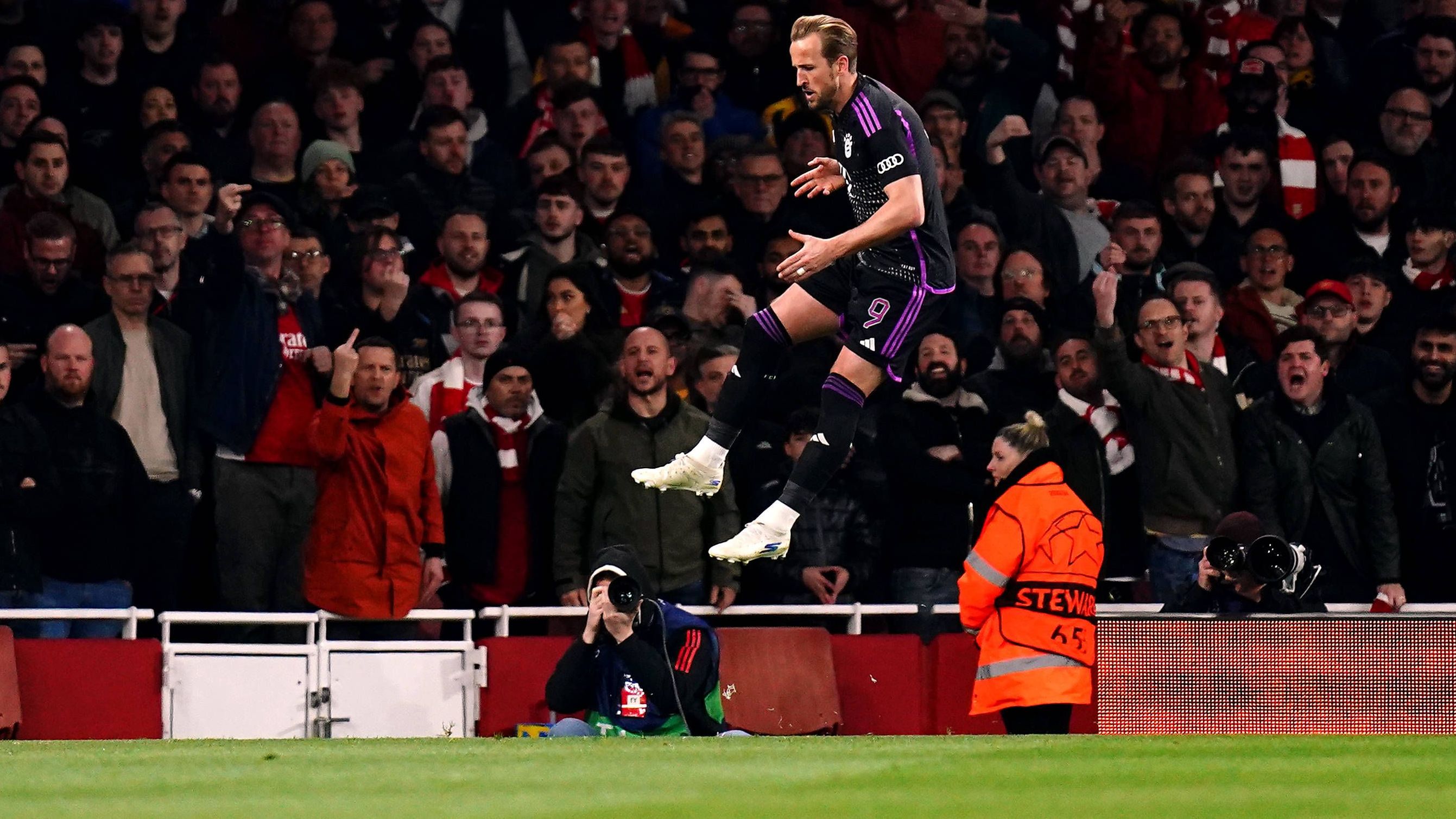 <strong>Sportschau (Deutschland)</strong><br>"Trotz Sané-Tag - Bayern verpassen Sieg bei Arsenal: Bayern München hat sich dank des überragenden Leroy Sané im Champions-League-Viertelfinale am Dienstagabend beim FC Arsenal eine gute Ausgangsposition für das Rückspiel erarbeitet. Es war aber auch durchaus ein Sieg möglich."