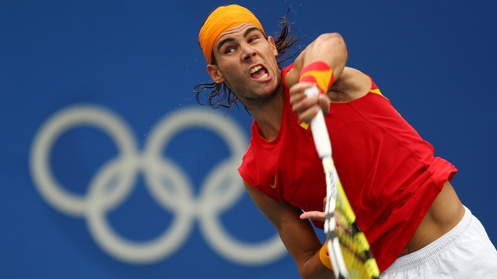 
                <strong>Olympia 2008: Rafael Nadal</strong><br>
                Wie 2020, so fanden auch die olympischen Sommerspiele 2008 in Asien statt, damals in der chinesischen Hauptstadt Peking. Und diese Spiele wurden zum Triumphzug des spanischen Tennis-Giganten Rafael Nadal. Der damals an Nummer 2 gesetzte Spanier bekam im Halbfinale mit einem Konkurrenten zu tun, der auch noch heute zu Nadals größten Widersachern auf der ATP-Tour gehört: Novak Djokovic. Den Serben bezwang Nadal in Peking mit 6:4, 1:6 und 6:4 und erreichte so das Endspiel. Im Finale, das auf drei Gewinn-Sätze gespielt wurde, setzte sich Nadal dann gegen den Chilenen Fernando Gonzalez glatt mit 3:0 durch (6:3, 7:6, 6:3). 
              