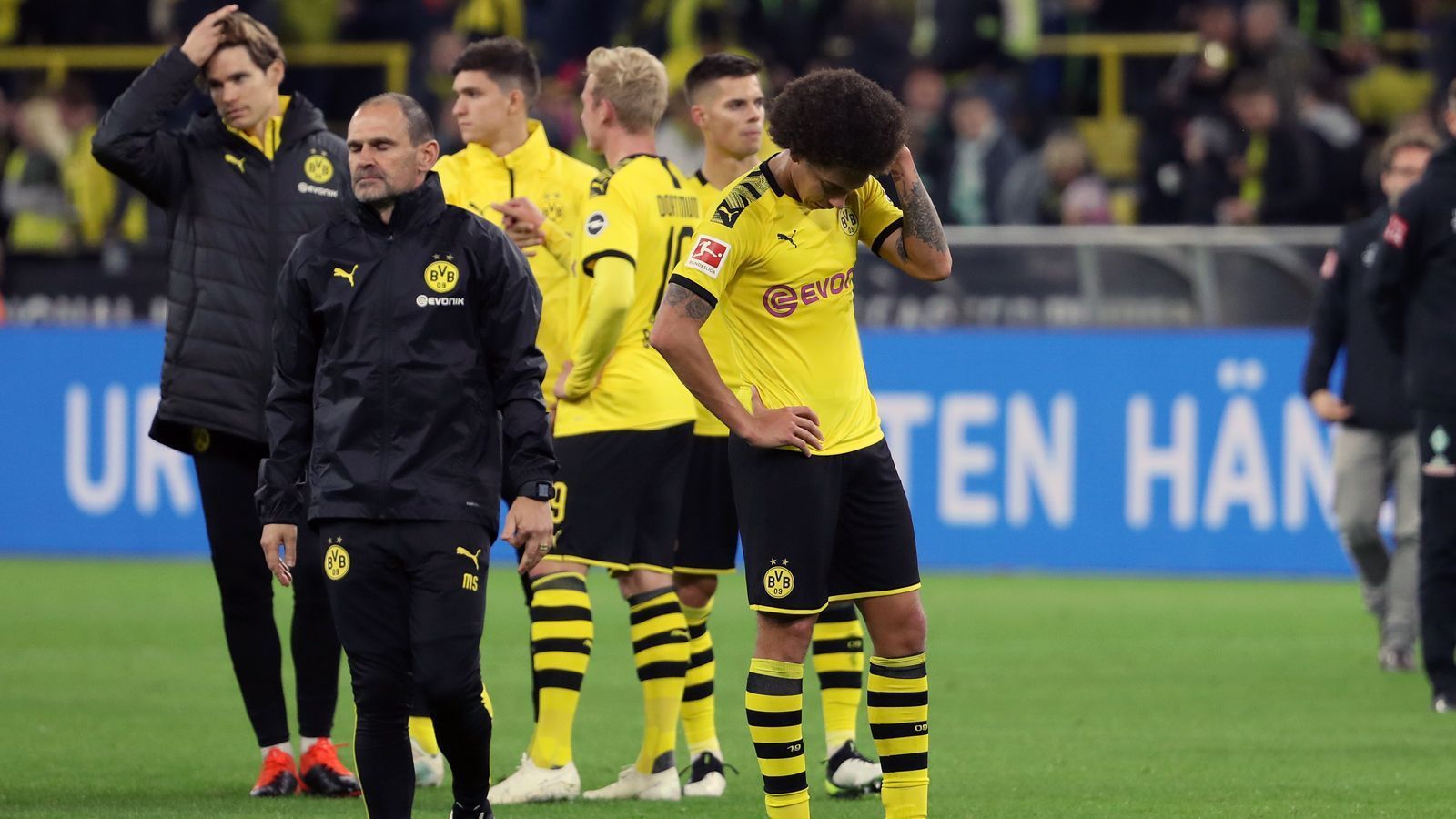 
                <strong>These 5: Zu hohe Erwartungshaltung</strong><br>
                In der Vorsaison hat der BVB nach dem Umbruch unter Favre ohne großen Titelanspruch und Anlaufzeit überzeugen können, das Team kam in einen Flow und zog das mit großer Konstanz durch. Möglicherweise war dies auch der Grund, wieso die Dortmunder Verantwortlichen vor dieser Spielzeit die Ziele deutlich offensiver formulierten - zu offensiv? Die Dortmunder Mannschaft scheint mit der Erwartungshaltung bislang jedenfalls überfordert zu sein, was zuletzt die Mentalitätsdebatte um Marco Reus zeigte ...
              