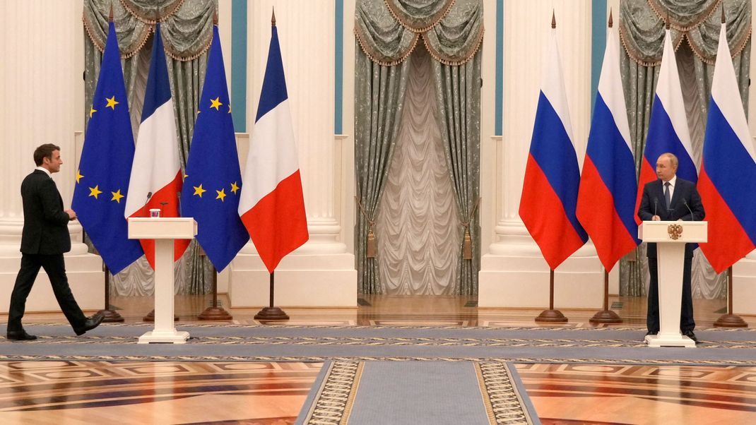 2022 trafen sich Frankreichs Präsident Emmanuel Macron (l.) und Russlands Präsident Wladimir Putin noch zu Gesprächen.&nbsp;