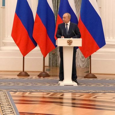 2022 trafen sich Frankreichs Präsident Emmanuel Macron und Russlands Präsident Wladimir Putin noch zu Gesprächen. Jetzt wurde Putin nicht zu den D-Day Feierlichkeiten eingeladen.