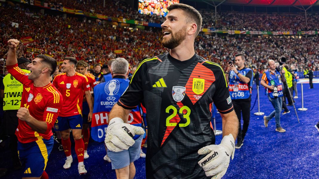 UEFA EURO, EM, Europameisterschaft,Fussball 2024 Final: Spain Vs England in Berlin, Germany - 14 Jul 2024 Unai Simon of Spain seen during the ceremony after the UEFA EURO 2024 final match between Spain and England at Olympiastadion Berlin. Final score: Spain 2:1 England. Berlin Germany Copyright: xMikolajxBarbanellx xSOPAxImagesx MBarbanell__EURO2024FinalCeremony_14072024_01