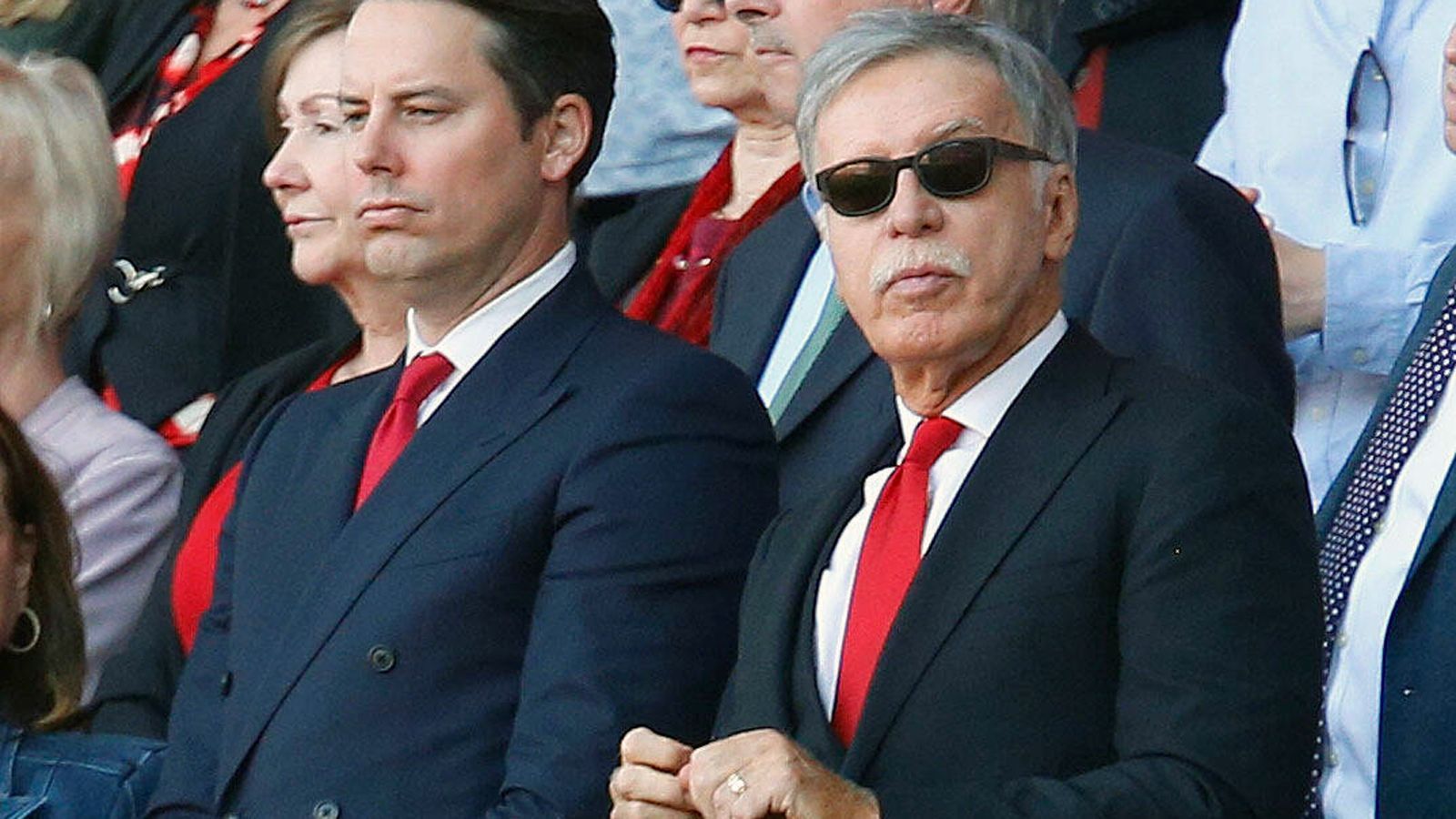 
                <strong>FC Arsenal: Stan Kroenke</strong><br>
                Beim FC Arsenal hält der US-Amerikaner Stan Kroenke über seine Firma "Kroenke Sports Enterprises UK" 67,05 Prozent der Anteile am Klub. Der Amerikaner investiert nicht nur in den englischen Fußball, sondern ist gleichzeitig auch der Besitzer des NFL-Teams LA Rams und hat Beteiligungen in der NHL und der MLS. Nachdem zuletzt die Abspaltung der Super-League-Klubs scheiterte, forderten die Fans den Verkauf der Arsenal-Anteile von Kroenke.
              