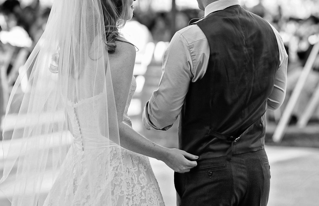 Bei einer Vintage-Hochzeit steht das Hochzeitkleid und die Mode für den Bräutigam ganz im Zeichen eines speziellen Zeitalters. Wichtig ist, dass das Paar optisch harmoniert.