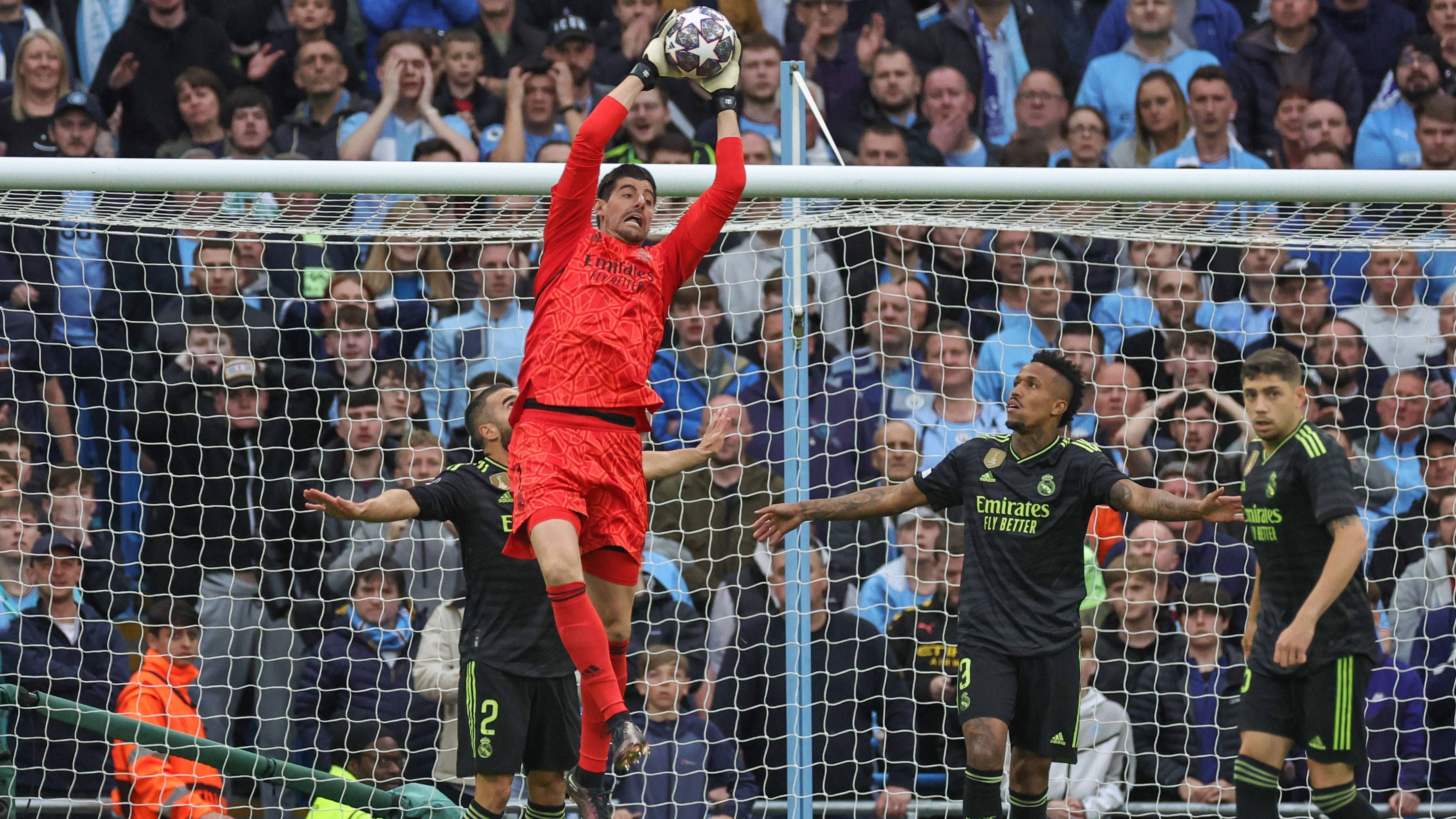 <strong>Wide Receiver: Thibaut Courtois (Real Madrid)<br></strong>Gleichzeitig brauchen wir aber auch einen großen Wide Receiver, der Bälle aus dem sechsten Stock pflücken kann. Thibaut Courtois scheint mit seinen Ballskills und zwei Metern Körpergröße ideal für diese Rolle zu sein. Allerdings ist fraglich, ob die Chemie zwischen ihm und De Bruyne passt.&nbsp;