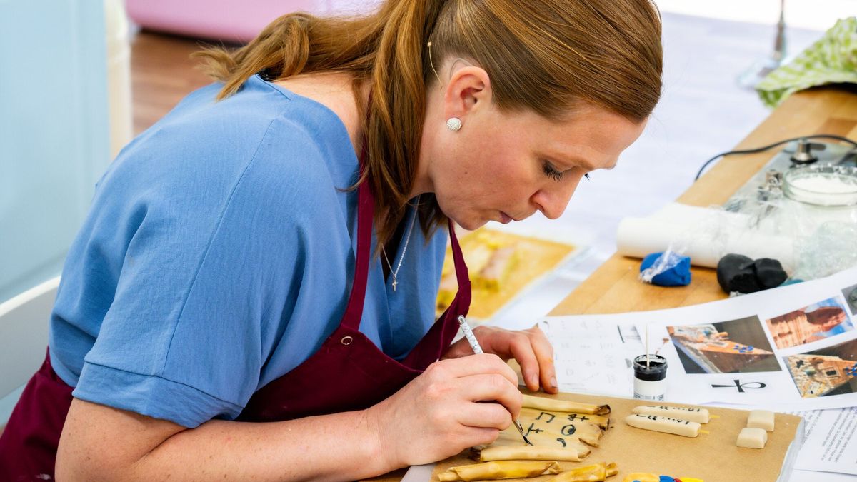 Sibylle schreibt bei "Das große Backen" 2024 geheime Botschaften auf ägyptisch. 