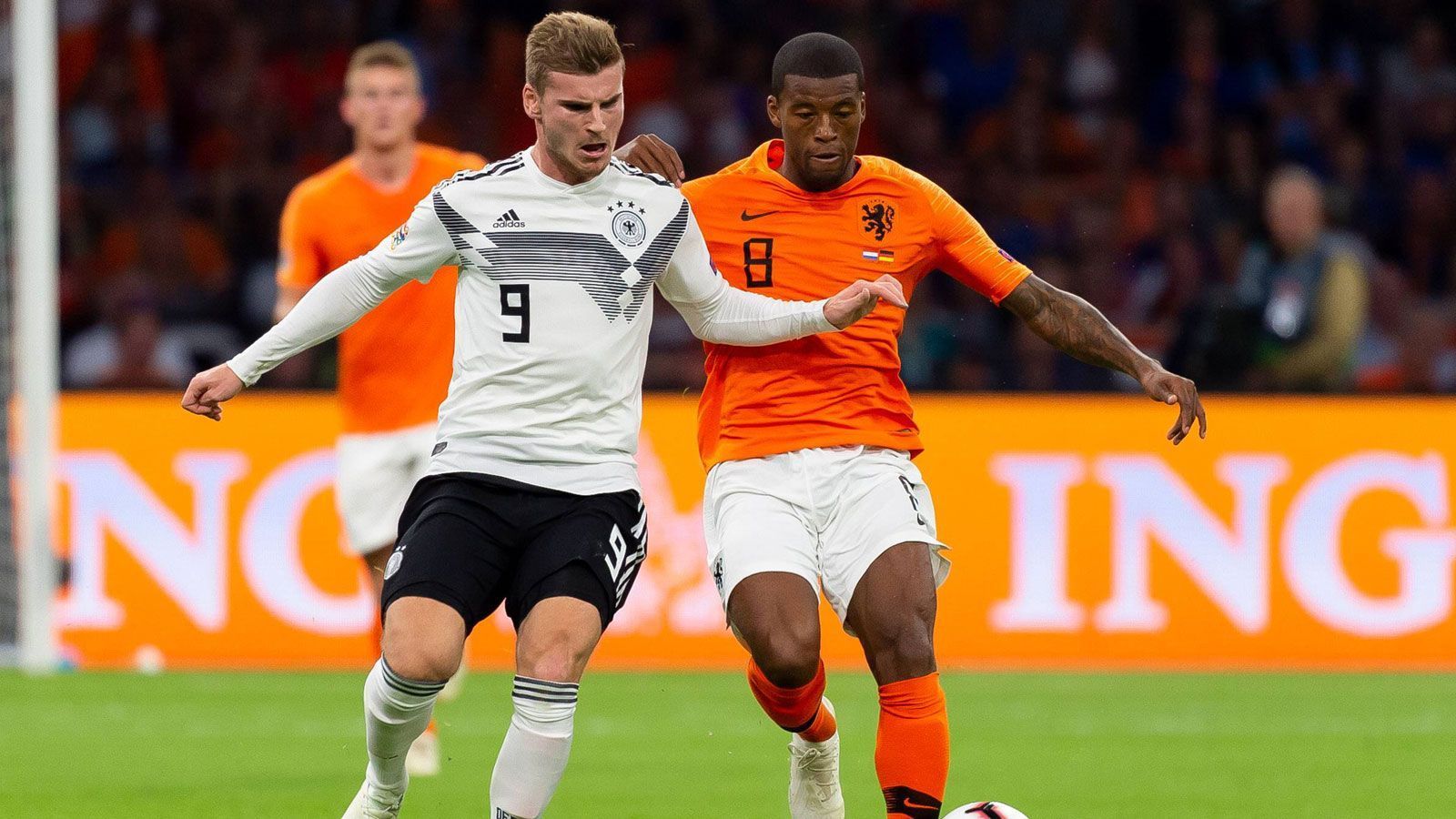 
                <strong>Timo Werner</strong><br>
                Wenn das deutsche Team Chancen erspielt, dann über seine linke Seite. Harmoniert gut im Zusammenspiel mit Müller, der Abschluss lässt aber zu wünschen übrig. Verschwindet nach dem Rückstand ein wenig in der Versenkung, auch weil die Niederländer immer mutiger und deutsche Vorstöße seltener werden. Mit der Einwechslung von Sane und Draxler bekommt aber auch Werner neuen Schwung. ran-Note: 3
              