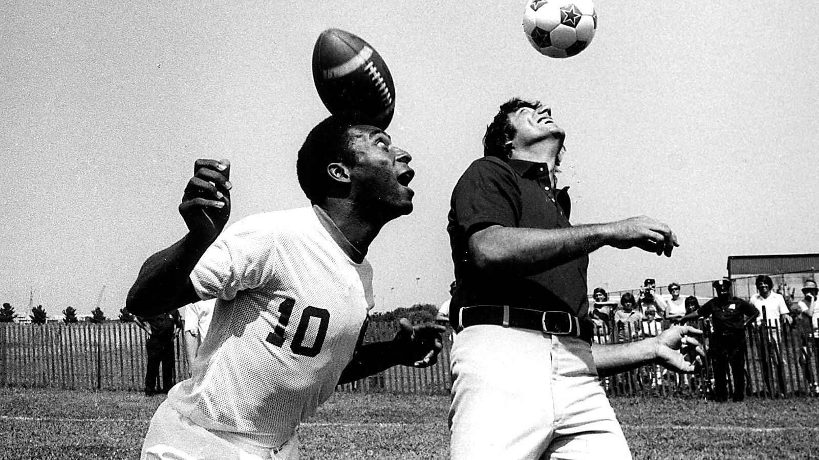 <strong>1972: Brasiliens Fußball-Legende Pele lehnte NFL-Angebot ab</strong><br>Bei einem Treffen im Jahr 1972 bekam die brasilianische Fußball-Legende Pele, damals beim FC Santos unter Vertrag, laut "Blick" ein verlockendes Angebot. Joe Namath, damaliger Star-Quarterback der New York Jets, wollte Pele von einer NFL-Karriere überzeugen. Pele aber lehnte ab: "Ich kann keine Tore schießen, wenn ich einen Helm trage."