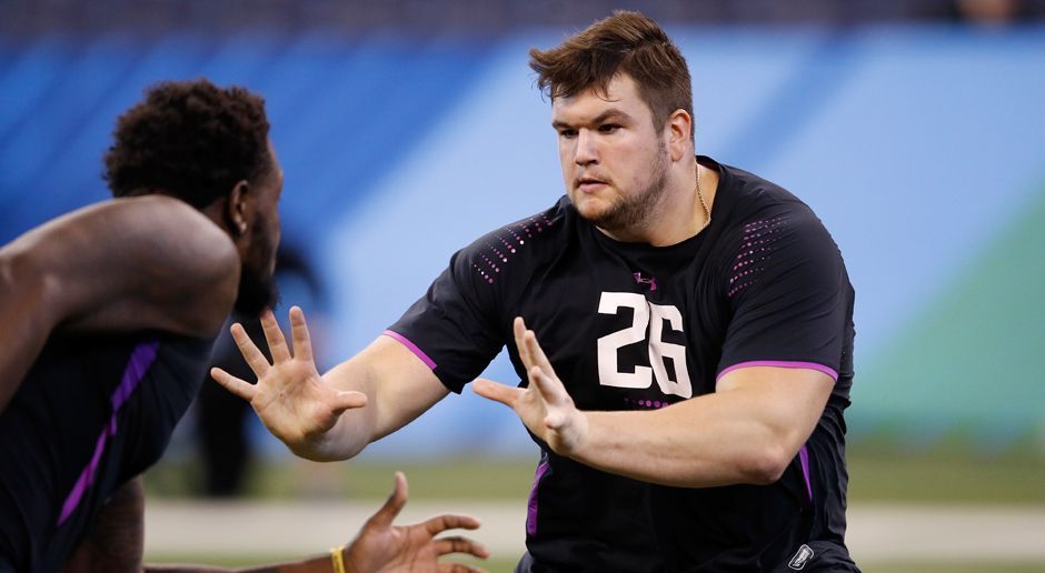 
                <strong>8. Pick - Chicago Bears: OG Quenton Nelson</strong><br>
                Alles für Trubisky. Bei den Wide Receivern hat GM Ryan Pace bereits auf dem Free Agent Markt groß zugeschlagen, die Running Backs sind schon vorhanden, bleibt nur noch die O-Line. Mit dem Abschied von Josh Sitton und Cody Whitehair als fester Center, kommt Nelson gerade recht. Er wird das Running Game der Bears noch einmal verbessern - und da war Howard mit einer schwächeren O-Line vergangene Saison schon bärenstark.
              