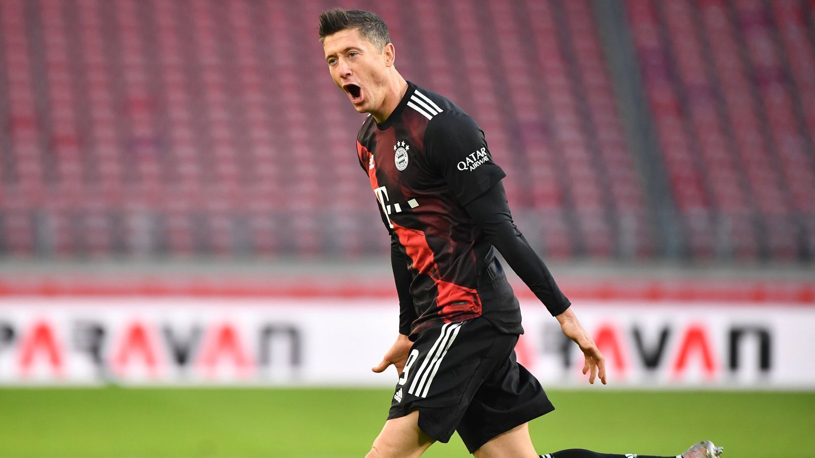 
                <strong>Sturm: Robert Lewandowski (FC Bayern München)</strong><br>
                Nicht fehlen in der Elf des Jahres darf natürlich der beste Fußballer des abgelaufenen Kalenderjahres. Lewandowski ist in allen Wettbewerben Torschützenkönig geworden und hat eine unfassbare Torquote in der Bundesliga. So erzielte er pro Bundesliga-Spiel unglaubliche 1,28 Treffer. Nicht umsonst wurde der Pole zum Weltfußballer des Jahres gewählt.
              