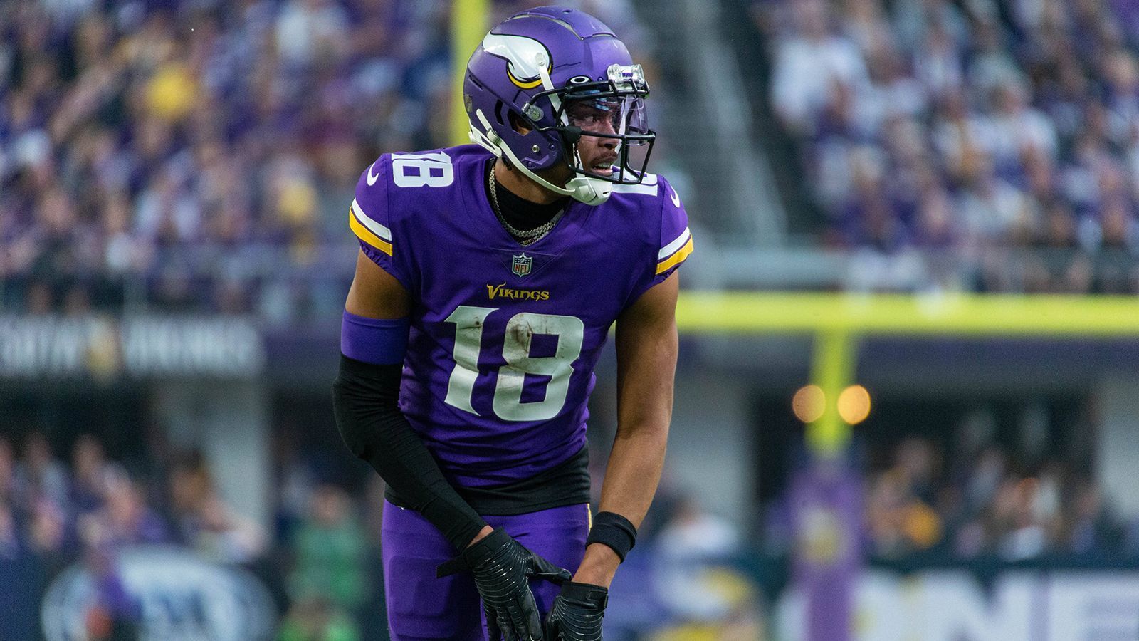 
                <strong>Minnesota Vikings </strong><br>
                &#x2022; <strong>Name:</strong> Justin Jefferson<br>&#x2022; <strong>Position:</strong> Wide Receiver<br>&#x2022; <strong>Stats 2022:</strong> 1.809 Receiving Yards, 128 Receptions, acht Receiving Touchdowns<br>
              