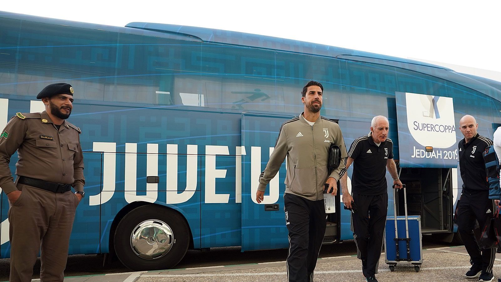 
                <strong>Sami Khedira</strong><br>
                Im WM-Finale musste Khedira kurzfristig passen, die vergangenen fünf Jahren waren turbulent für den Mittelfeld-Abräumer. Der 33-Jährige wechselte von Real Madrid zu Juventus Turin und gewann dreimal die italienische Meisterschaft. 2019 musste sich Khedira einer Herz-OP unterziehen, konnte seine Karriere aber fortsetzen. Doch in Turin hat er wohl keine Zukunft mehr, zuletzt gab es mal wieder Berichte über eine unmittelbar bevorstehende Vertragsauflösung. 
              