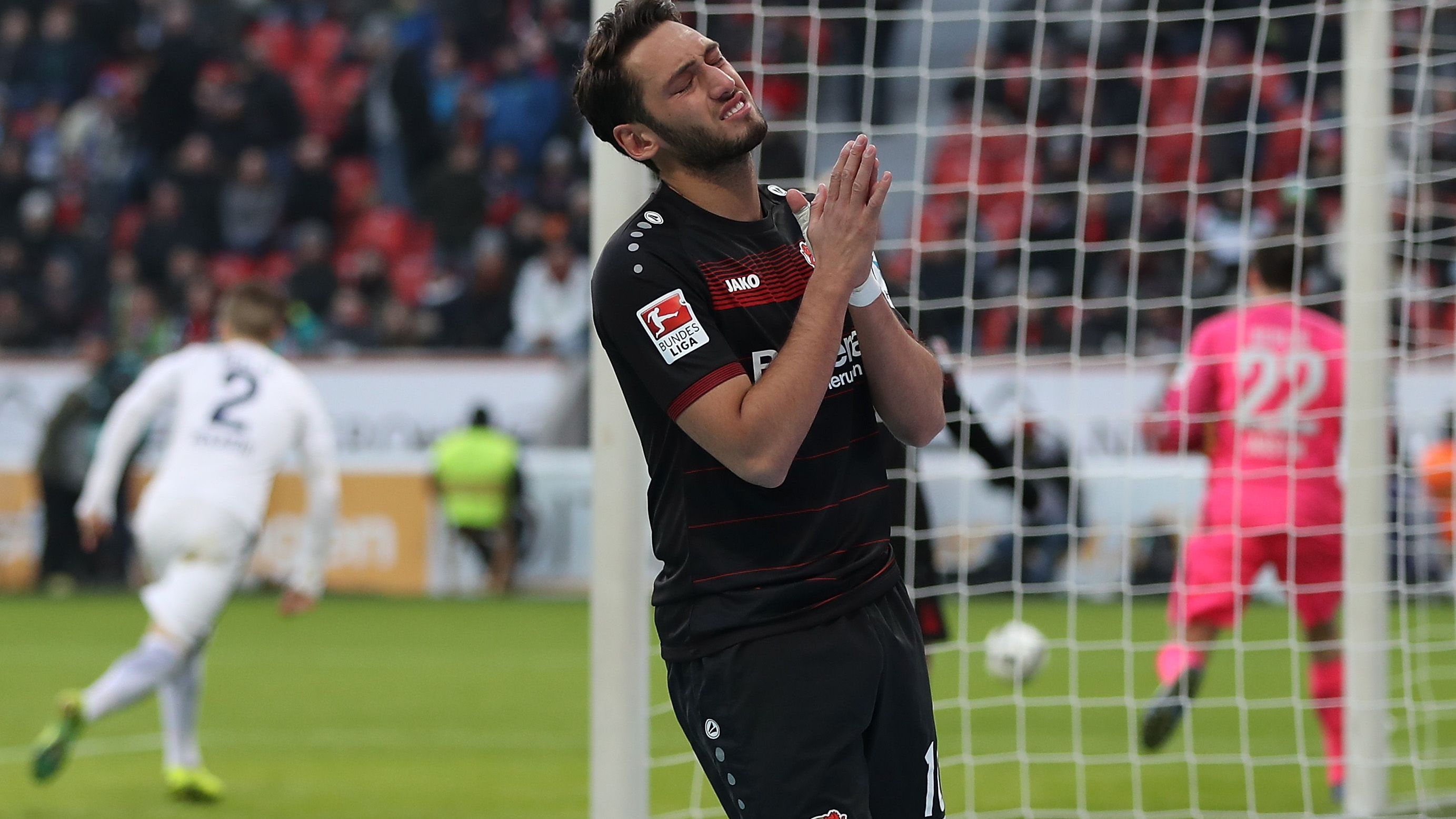 <strong>Hakan Calhanoglu (Bayer Leverkusen, vier Monate Sperre)</strong><br>Zu den Türken wechselte Calhanoglu freilich nie, sondern später zum HSV, dann nach Leverkusen. Trabzonspor klagte deshalb, bekam Recht und Calhanoglu eine Sperre von vier Monaten sowie eine Geldstrafe in Höhe von 100.000 Euro. "Ich habe Schuldgefühle, es tut mir unendlich leid", sagte Calhanoglu nach dem Urteil dem "Express".