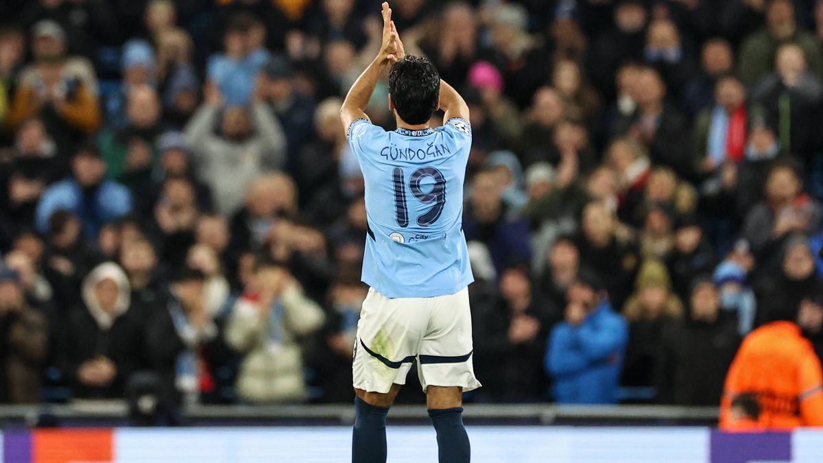 UEFA Champions League Manchester City v Feyenoord Ä°lkay Gundogan of Manchester City applauds the fans after he™s substituted during the UEFA Champions League match Manchester City vs Feyenoord at ...