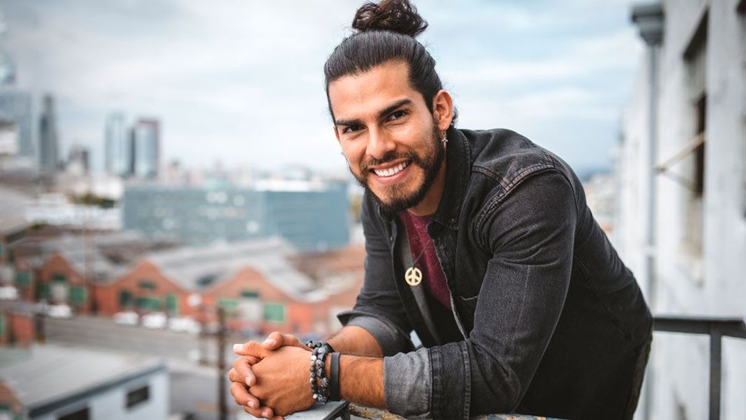 Man Bun, Half Bun, Pferdeschwanz und Co. – wir verraten euch die lässigsten Hairstyles für Männer mit langen Haaren.