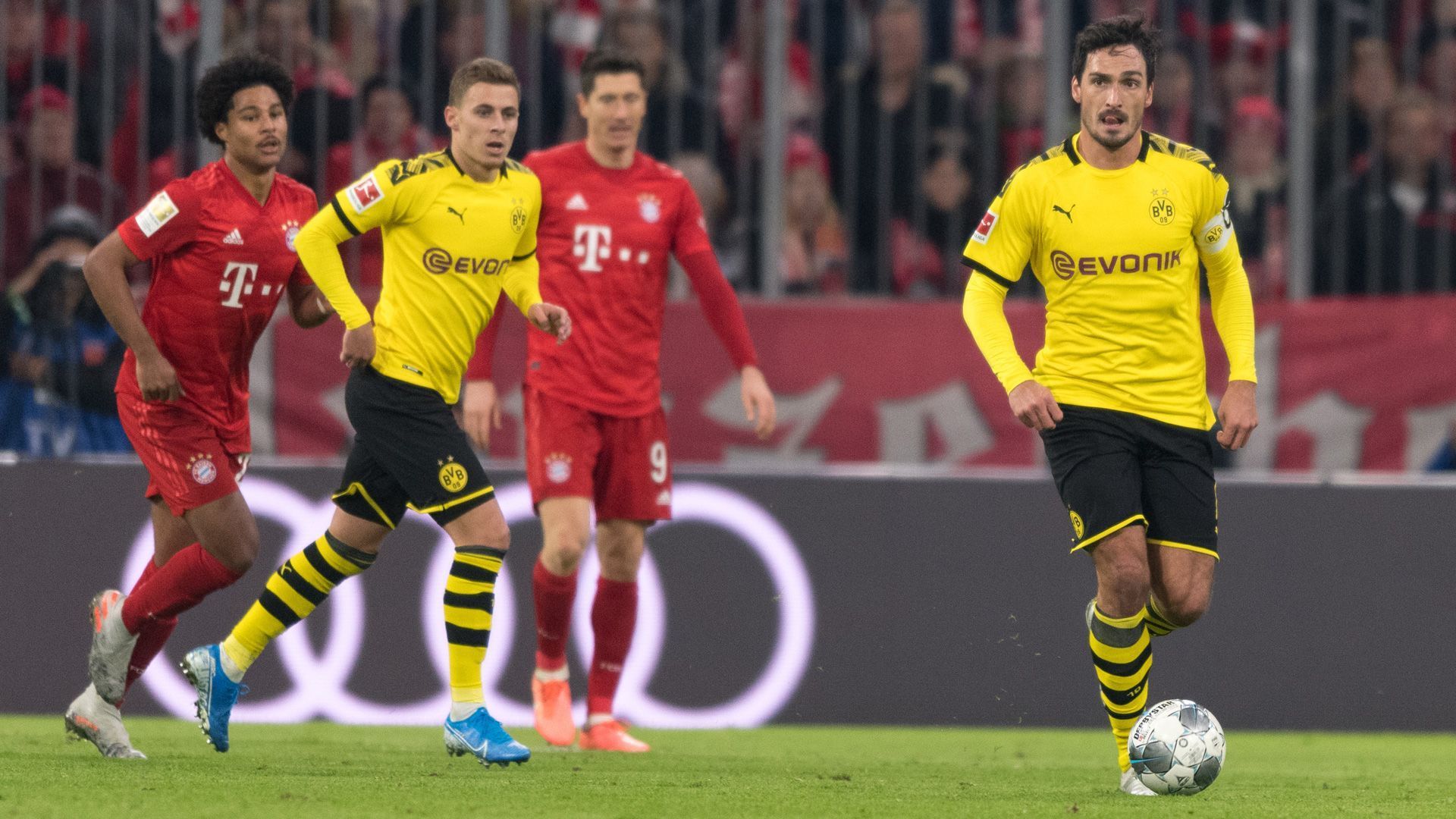 
                <strong>Bundesliga: Borussia Dortmund vs. Bayern München im Head-to-Head</strong><br>
                Am Dienstagabend kommt es im Signal Iduna Park zum Kracherduell der Bundesliga zwischen Borussia Dortmund und dem FC Bayern. Nach der 0:4-Klatsche im Hinspiel sinnen die Dortmunder auf Revanche. Mit einem BVB-Sieg wird es im Titelrennen noch mal richtig spannend, ein Erfolg der Bayern wäre eine Vorentscheidung um die Meisterschaft. ran.de macht den Head-to-Head-Vergleich.
              