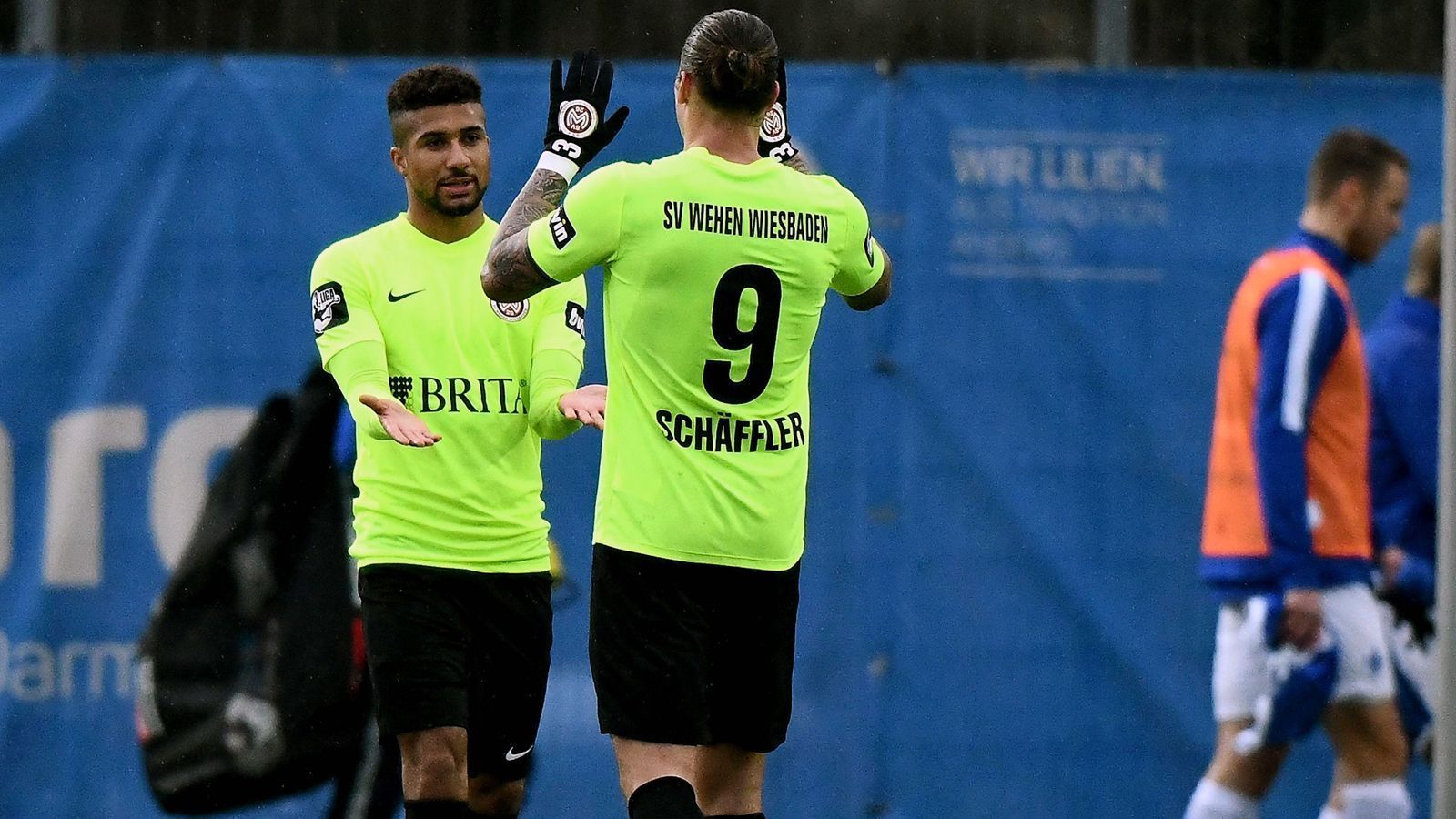 
                <strong>SV Wehen Wiesbaden (30 Punkte, Platz 6)</strong><br>
                Die Form scheint zu passen! Wehen Wiesbaden überzeugte unmittelbar vor dem Start ins Pflichtspiel-Jahr 2019 beim 2:0-Testspielsieg über den Schweizer Zweitligisten Rapperswil-Jona. Daniel-Kofi Kyereh (li.) traf dabei für den SVWW. Vor der Winterpause musste die Mannschaft von Trainer Rüdiger Rehm gegen die Aufstiegskandidaten Osnabrück und Uerdingen Niederlagen hinnehmen, weshalb die Hessen nun sieben Punkte Rückstand auf den Aufstiegs-Relegationsplatz haben. Somit ist eine starke Aufholjagd nötig, damit Wehen noch einmal in den Aufstiegskampf eingreifen kann.
              