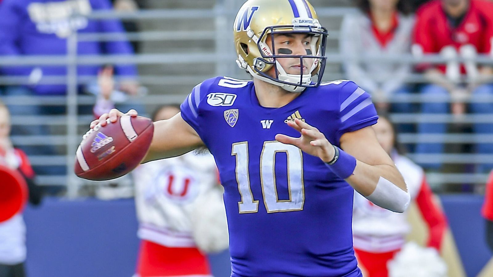 
                <strong>Jacob Eason (Washington)</strong><br>
                In einigen Mock Drafts wird er mit den Buccaneers bereits in Verbindung gebracht. Seine Stärke ist die Schnelligkeit seiner Würfe, seinen starken Arm stellte er beim Combine nochmals deutlich unter Beweis. Klar ist bei ihm: Er muss noch an Präzision und Konstanz arbeiten. Funfact: Begann seine College-Karriuere ursprünglich in Georgia, verlor das Duell um den Starter-Job aber an Fromm. 2019 warf er für 3132 Yards, 23 Touchdowns und acht Interceptions.
              