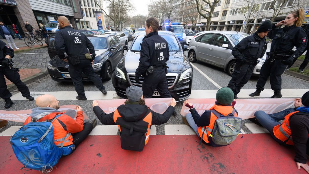 Könnten solche Polizeieinsätze in Hannover, wie hier auf der Hildesheimer Straße am Aegidientorplatz, bald Geschichte sein? Nach einer Übereinkunft mit dem Oberbürgermeister sieht es zumindestdest gut aus. 