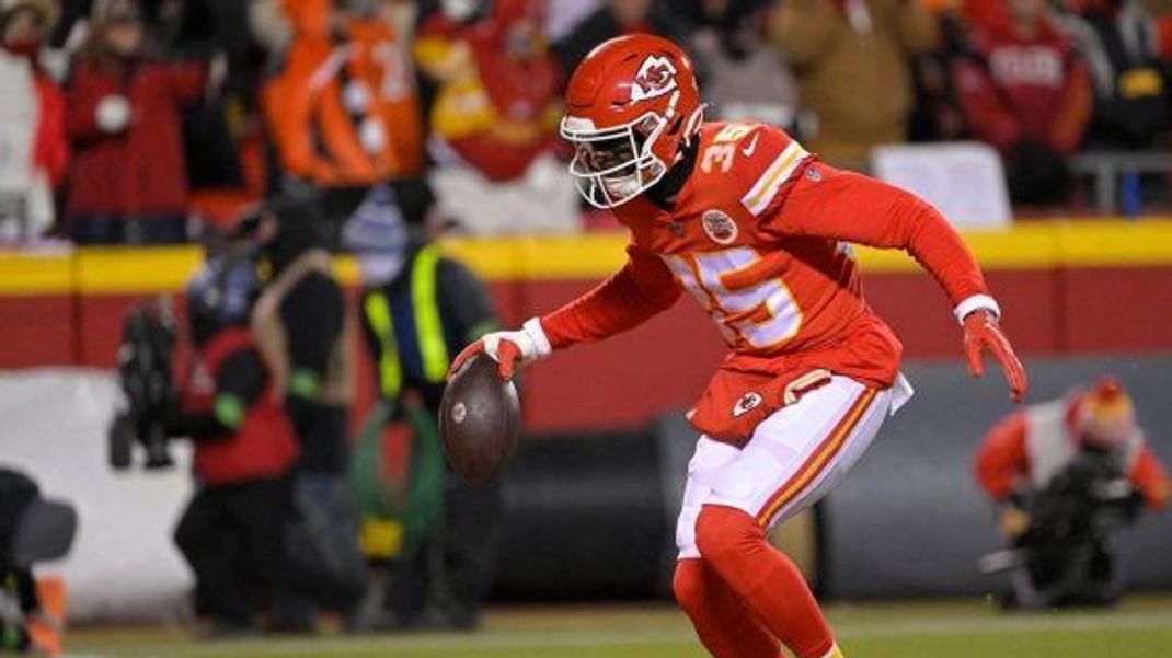 Häuptlinge auf dem Spielfeld: Die Vereinsfarben der Kansas City Chiefs sind Rot, Gold und Weiß. Ihr Maskottchen ist der KC-Wolf. Das Foto zeigt Cornerback Jaylen Watson. Die Chiefs wollen mit ihrem Namen "Häuptlinge" heute das indigene Erbe Amerikas feiern und tragen diesen mit Respekt und unter Einbindung der indigenen Völker. Deshalb verboten sie ihren Fans in den vergangenen Jahren, Federschmuck oder Gesichtsbemalung im Stadion zu tragen.