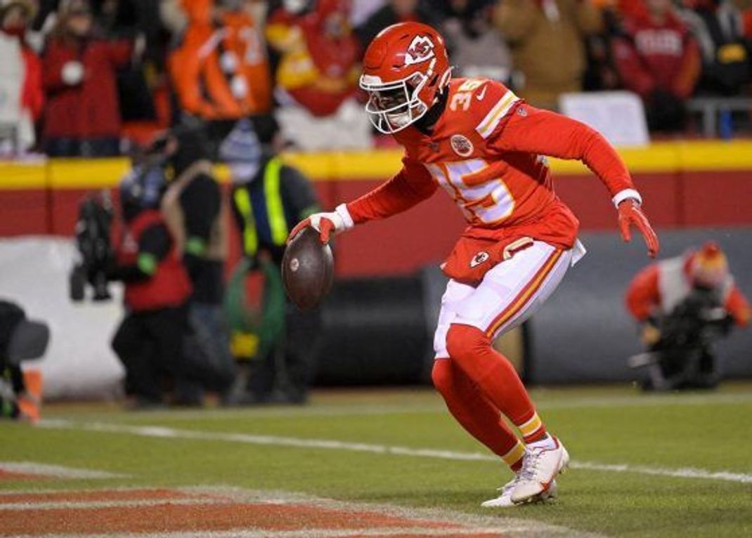 Häuptlinge auf dem Spielfeld: Die Vereinsfarben der Kansas City Chiefs sind Rot, Gold und Weiß. Ihr Maskottchen ist der KC-Wolf. Das Foto zeigt Cornerback Jaylen Watson. Die Chiefs wollen mit ihrem Namen "Häuptlinge" heute das indigene Erbe Amerikas feiern und tragen diesen mit Respekt und unter Einbindung der indigenen Völker. Deshalb verboten sie ihren Fans in den vergangenen Jahren, Federschmuck oder Gesichtsbemalung im Stadion zu tragen.
