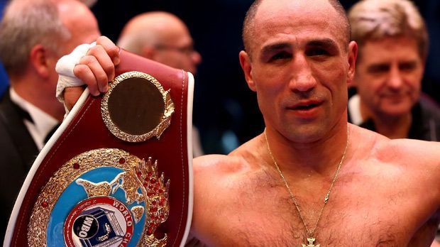 
                <strong>Arthur Abraham</strong><br>
                Supermittel- und Mittelgewicht: Arthur Abraham fing als Sparringspartner von Sven Ottke im Sauerland-Stall an. Dabei beeindruckte er Trainer Ulli Wegner so sehr, dass dieser Abraham fortan selbst trainierte. Der Anfang einer Erfolgsgeschichte. "König Arthur" wurde 2005 Mittelgewichts-Weltmeister, 2012 sicherte er sich dann den Titel in der nächsthöheren Gewichtsklasse. Unvergessen ist Abrahams Blutschlacht gegen Edison Miranda 2006, als der Deutsche trotz eines Kieferbruchs nach Punkten gewann.
              