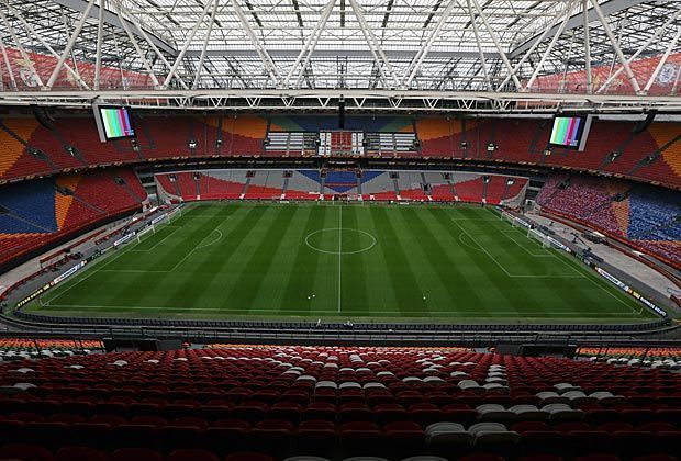 
                <strong>Amsterdam Arena (Niederlande)</strong><br>
                Die Amsterdam Arena ist eine der ältesten Spielstätten dieser EM (Baujahr 1996). Es fasst 53.052 Plätze und entspricht mit moderner Ausstattung den Anforderungen der UEFA. Hier finden drei Vorrundenspiele und ein Achtelfinale statt.
              
