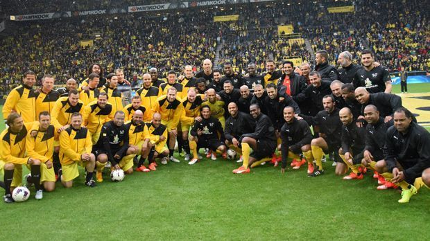 
                <strong>80.000 Fans verabschieden Dede</strong><br>
                Zum Spiel zwischen "Dedes Nationalelf" und einer Weltauswahl kommen viele ehemalige und noch aktive Spieler. So tritt Dedes Elf u.a. mit Roman Weidenfeller und Thorsten Frings an. Auf Seiten der Weltauswahl kommen Spieler wie Keeper Julio Cesar und Ailton zum Einsatz.
              