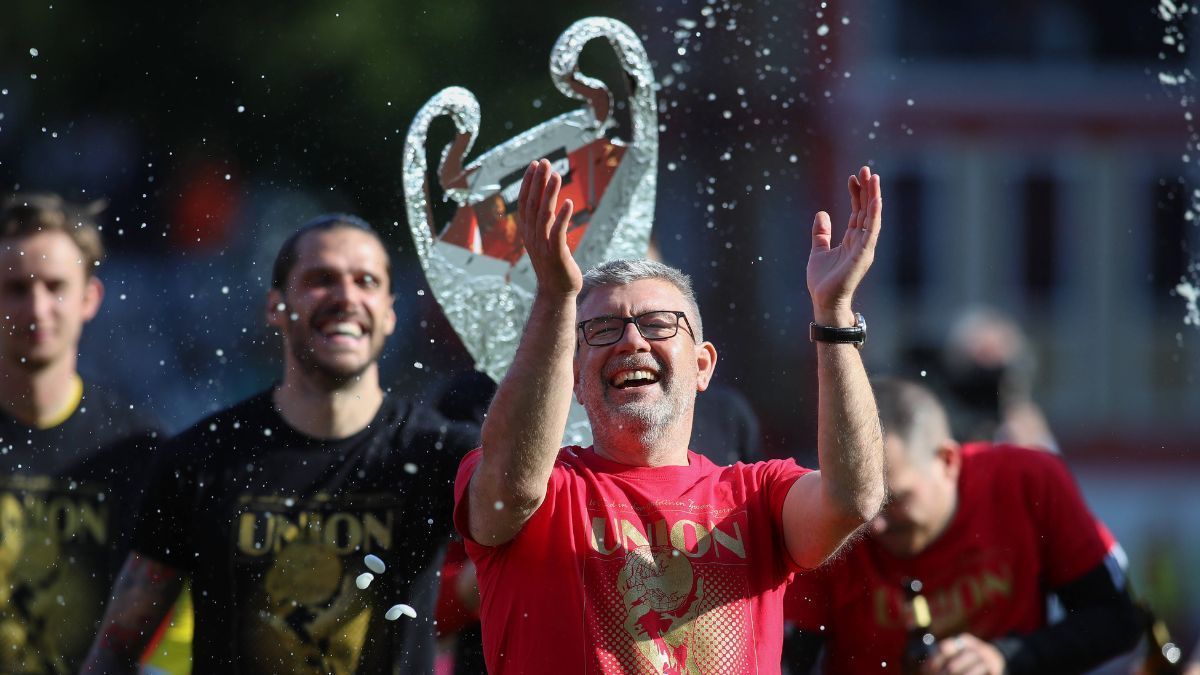 
                <strong>Trainer der Saison: Urs Fischer (Union Berlin)</strong><br>
                Urs Fischer hat Union Berlin in nur vier Jahren vom Aufsteiger zum Champions-League-Teilnehmer geformt, die Saison schlossen die Köpenicker hinter den drei Schwergewichten Bayern München, Borussia Dortmund und RB Leipzig als Vierter ab. Vor allem die Heimstärke ist beeindruckend: An der Alten Försterei blieb Union ungeschlagen, holte zuhause 39 seiner insgesamt 62 Punkte.
              