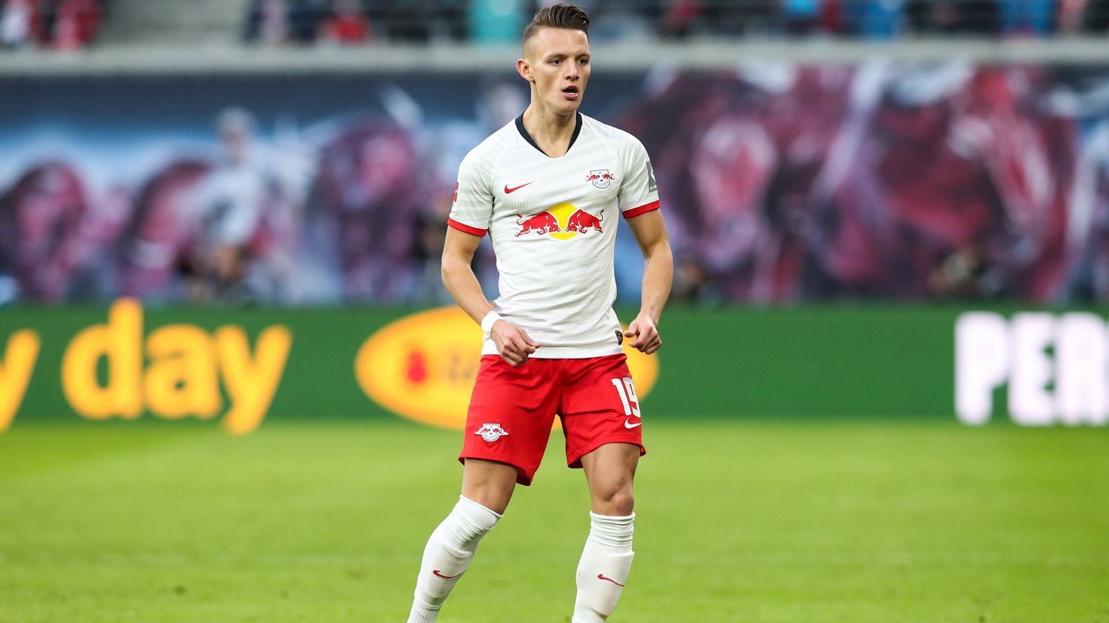 
                <strong>Hannes Wolf</strong><br>
                Im Sommer 2019 folgte der österreichische Spielmacher Hannes Wolf dem Lockruf der Leipziger, obwohl der damals 20-Jährige noch wenige Monate vor Bekanntwerden seines Leipzig-Wechsels einen solchen Schritt öffentlich ausschloss. Letztlich aber entschied sich Wolf doch für die Sachsen, der Transfer entpuppte sich jedoch als unglücklich. Unter Julian Nagelsmann konnte sich Wolf kaum in Szene setzen und wechselte innerhalb der Bundesliga nach Gladbach. Dort steht er immer noch unter Vertrag. 
              