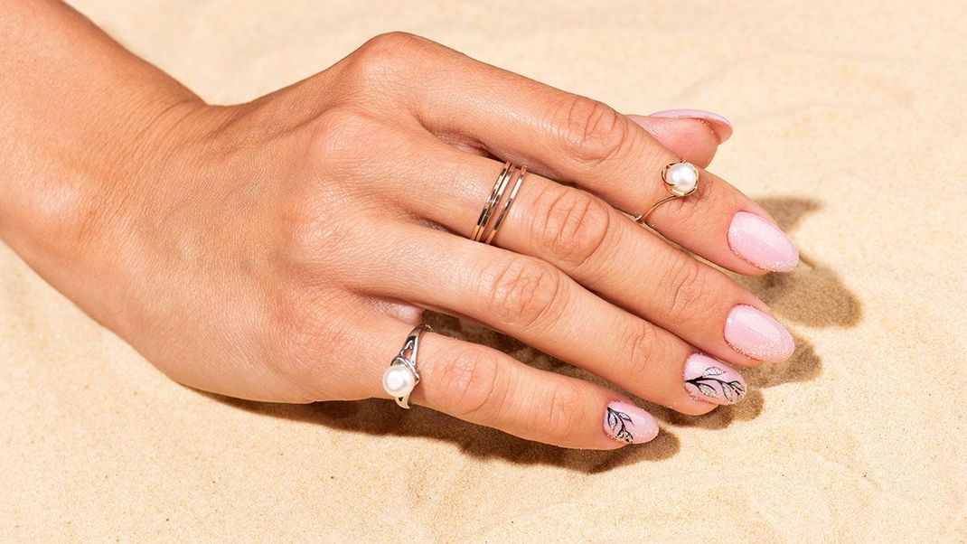 Glazed Donut Nails – Hailey Bieber trägt ihn bereits und wir finden ihn Klasse. Überzeugt auch euch der Nagellacktrend?